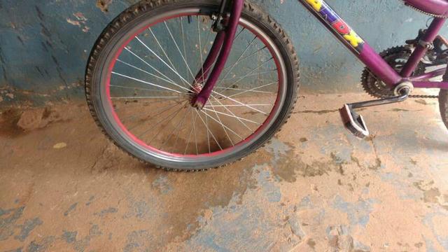 Bicicleta no sol nascente