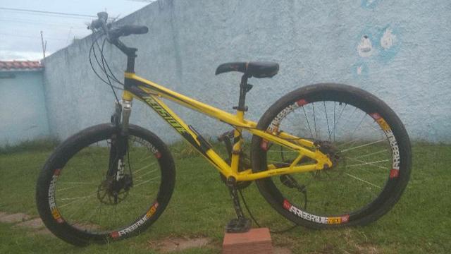 R$700 Bicicleta aro 26 com freio a disco apenas um