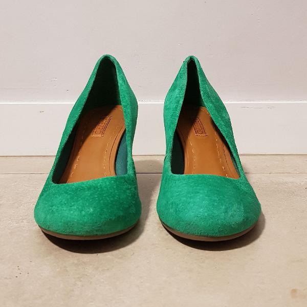 Scarpin anabela verde arezzo