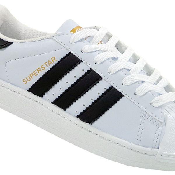 Tênis Adidas Superstar branco com detalhes em preto