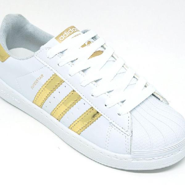Tênis Adidas Superstar branco com dourado