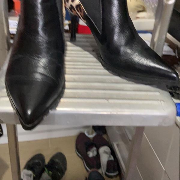 bota chic couro com animal print