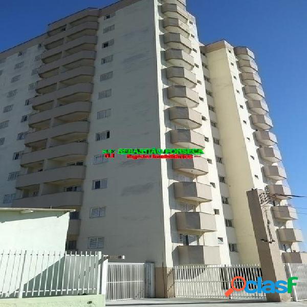 Apartamento, 2 dormitórios e sacada, ao Lado do Centro -