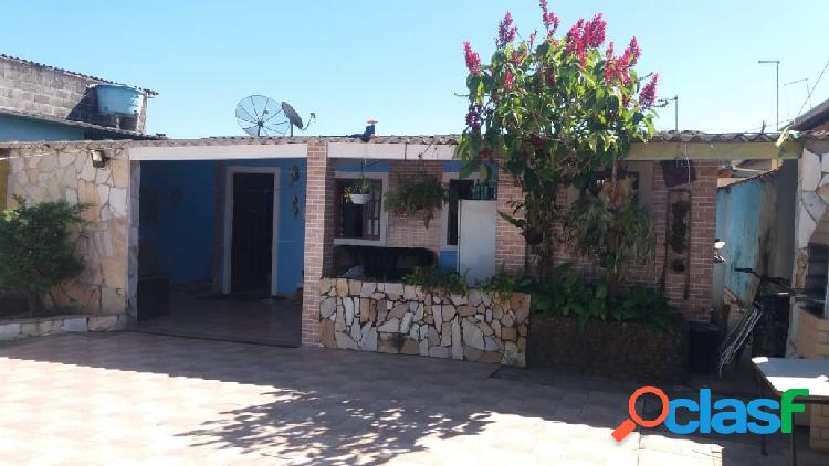 Casa em rua calçada com 3 dormitórios em Itanhaém