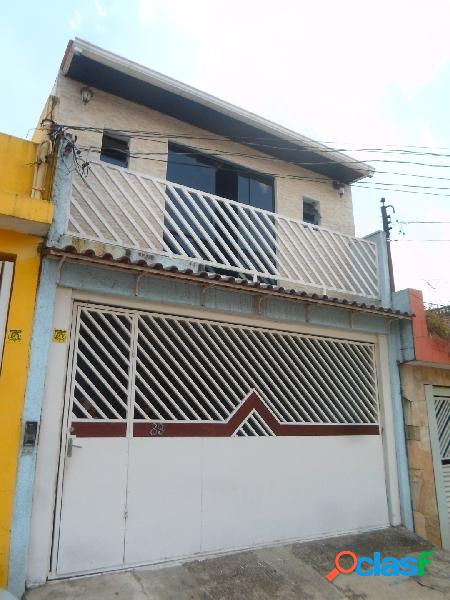 Sobrado com fino acabamento e a 50m da Edgar Faccó