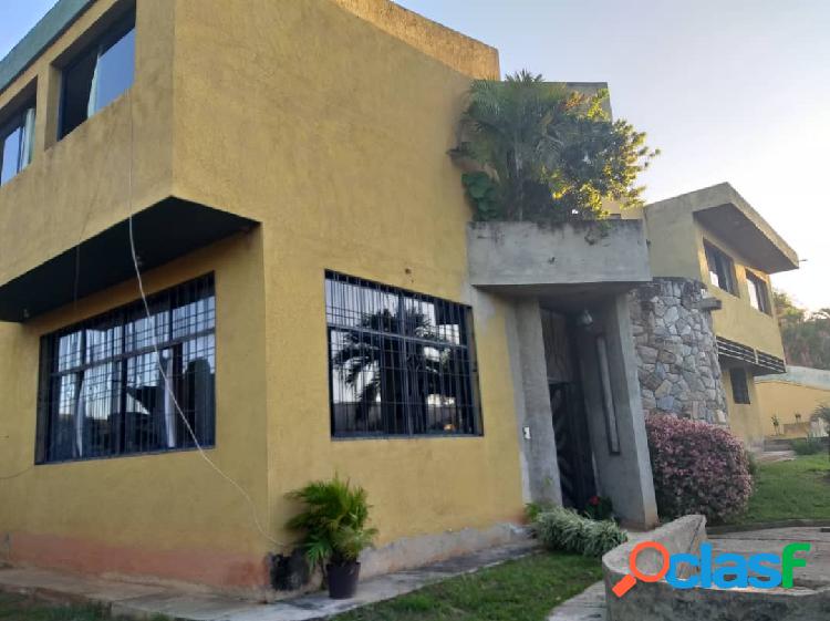 (1100 M2) Amplia casa de esquina en Altos de Guataparo.