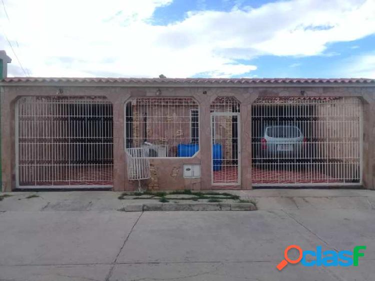 200 M2. Casa en Venta en Urbanización Guayabal San joaquin