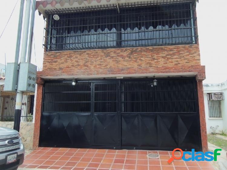 210 M2. Venta de Hermosa Casa en Los Caobos