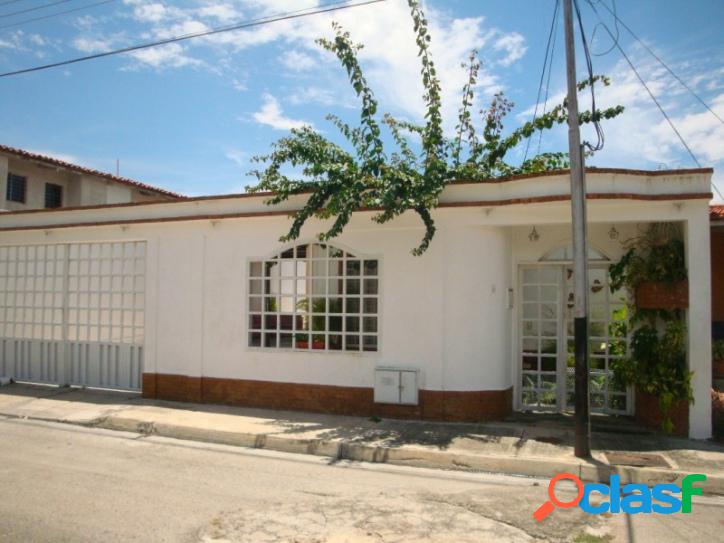 350 M2. Casa Quinta en Urbanizacion Base Sucre
