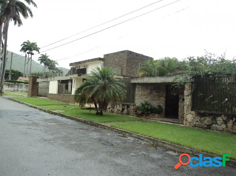 546 M2 CASA REMODELADA EN VENTA EN URBANIZACION GUAPARO EN