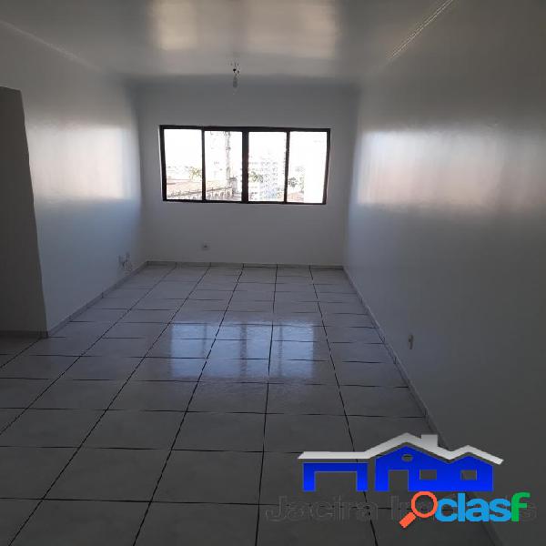 Apartamento na Vila Mathias com 2 dormitórios reformado e