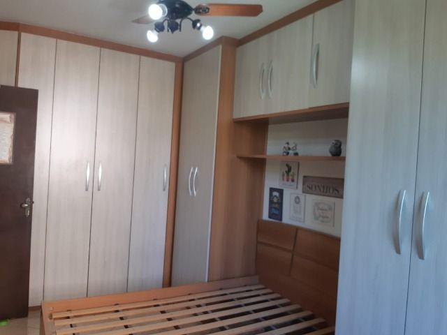 Apartamento salão frente 2 quartos armários cozinha