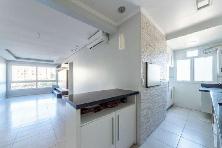 Apartamento semi mobiliado de 2 dorm, com suíte e 2 box.