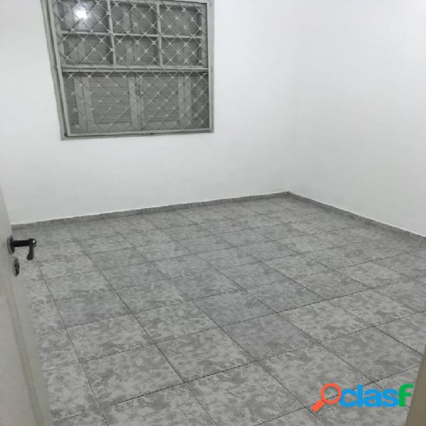 Apartamento térreo de 2 dormitórios em santos no macuco.