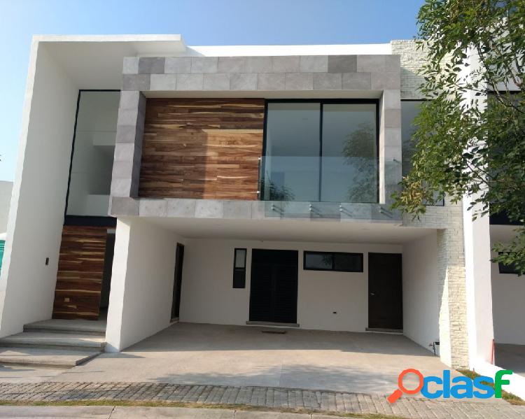 Casa en Venta, entrada a Doble Altura y Amplios Espacios.