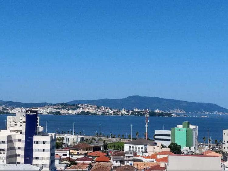 Estar no centro de tudo e ao mesmo tempo afastado ...