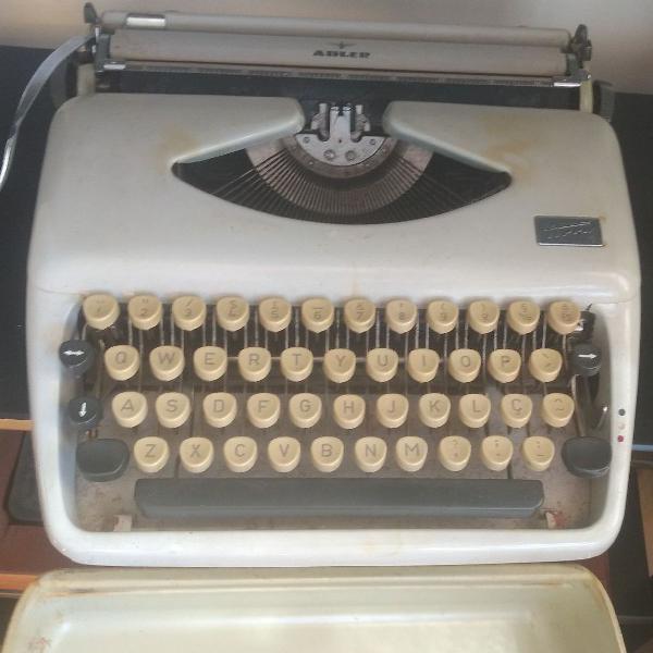 Máquina de escrever Adler