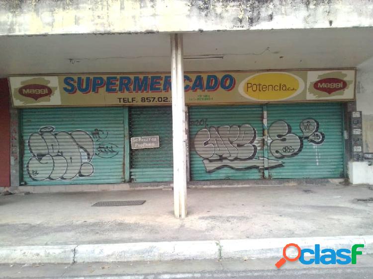 Se alquila local de 300m2 en la Avenida Bolívar