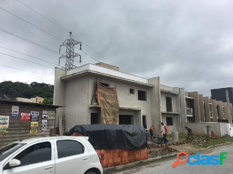 Sobrado Geminado novo, com amplo terreno de esquina, rua