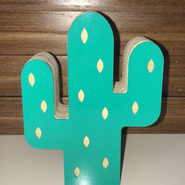 adorno cactus madeira e acrílico