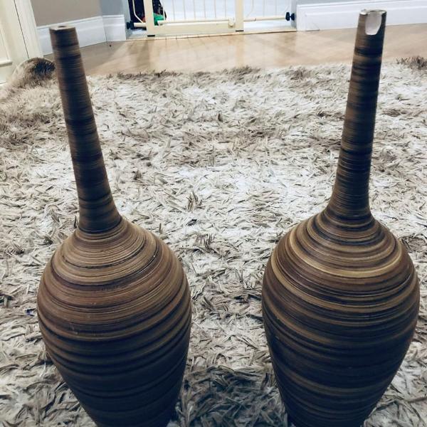 dois vasos para decoração, ambiente sala.