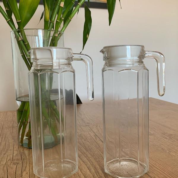 duas jarras de suco em vidro