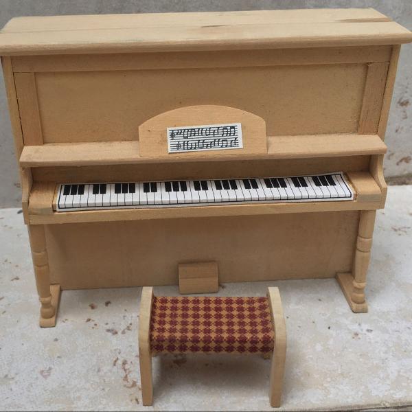 miniatura piano em madeira