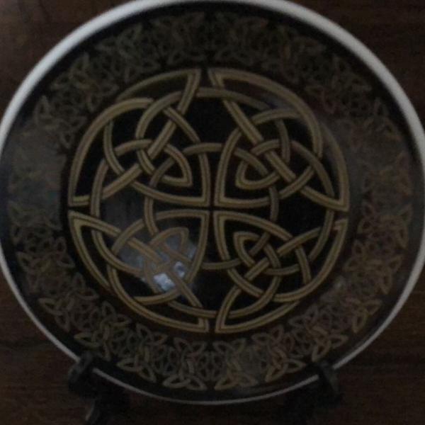 pequeno prato decorativo com símbolo celta