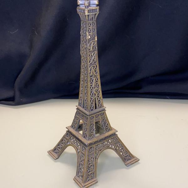 torrei eiffel comprada em paris para decoração