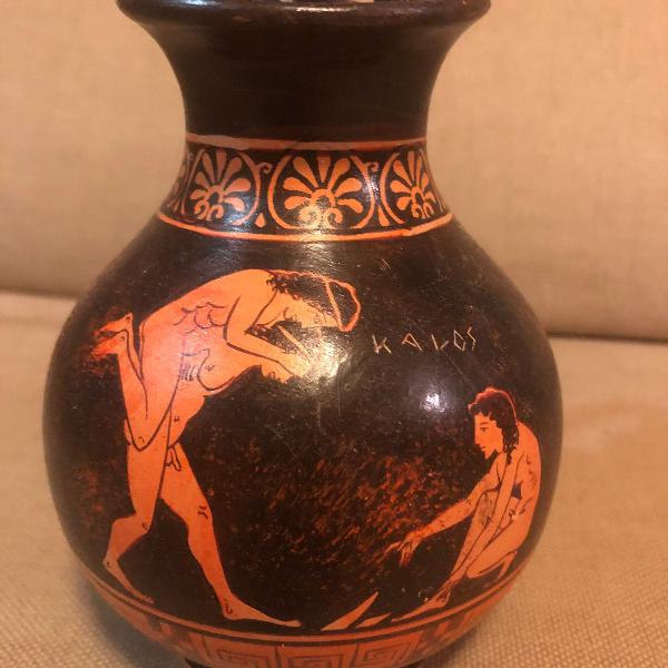 vaso de cerâmica grega pintado à mão