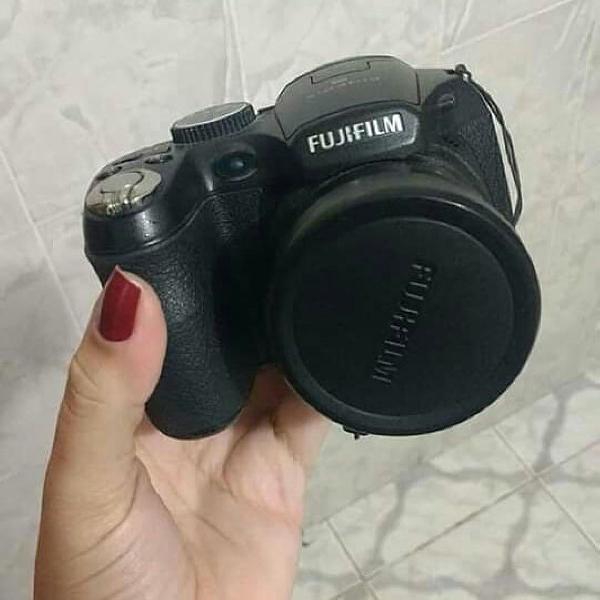 Câmera semi profissional Fujifilm s2950