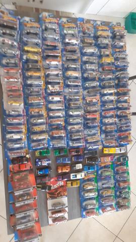 Coleção Hotwheels 149 carrinhos (126 no blister) e 23