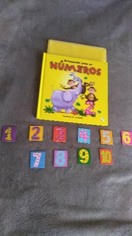Livro com números imantados para aprender matemática