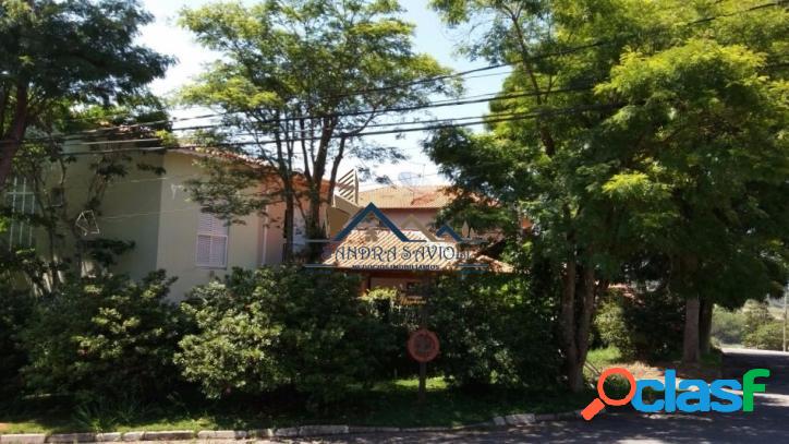 Sobrado muito bem acabado em Condomínio Fechado.