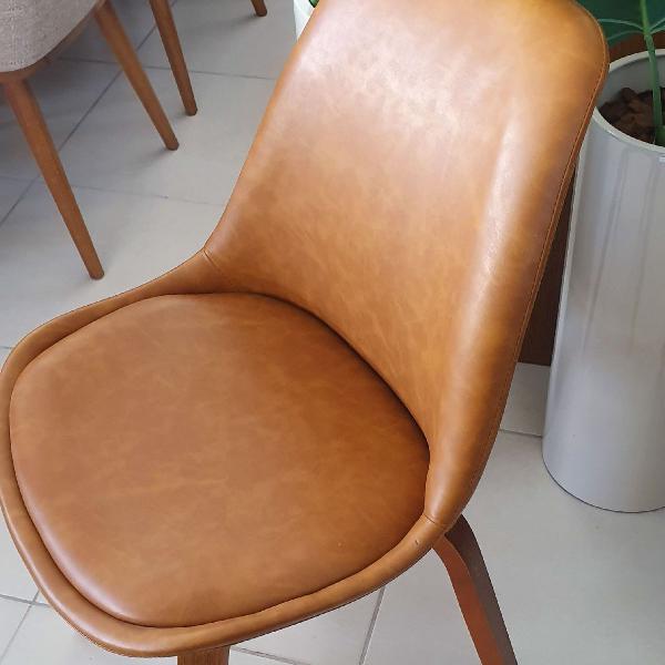 cadeira em couro caramelo