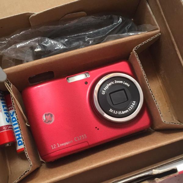 câmera digital vermelha
