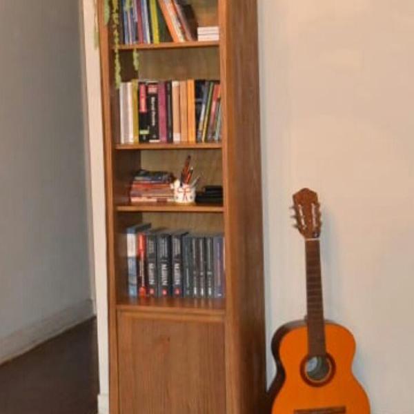 estante de livros de madeira trabalhada