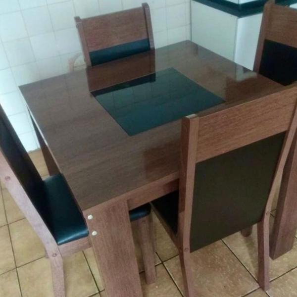 mesa como 4 cadeiras nova na caixa