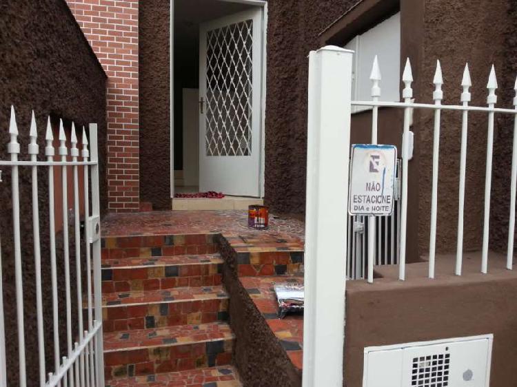 Casa para aluguel tem 90 metros quadrados com 2 quartos em