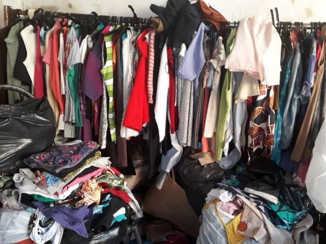 Lote de roupas para brechó