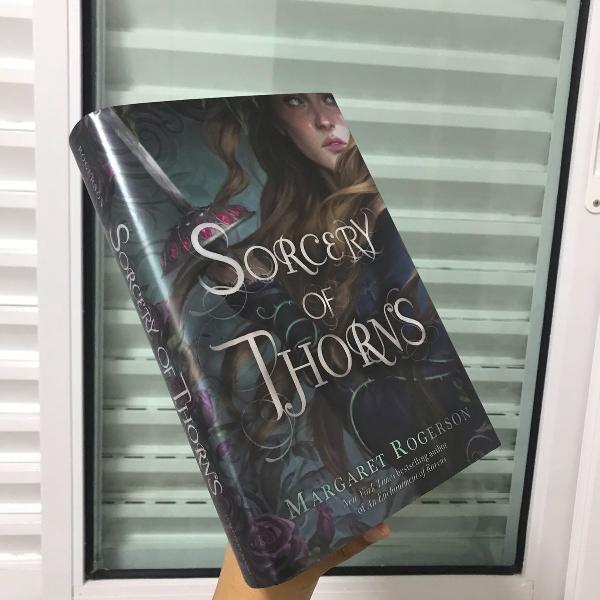 livro sorcery of thorns capa dura