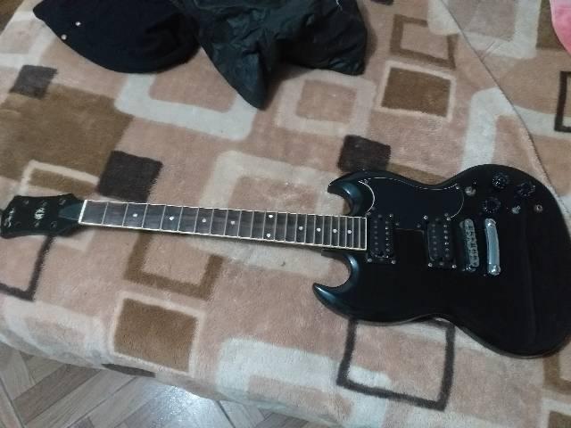 Vendo guitarra shelter escalopada. Nunca usei. Tem algumas