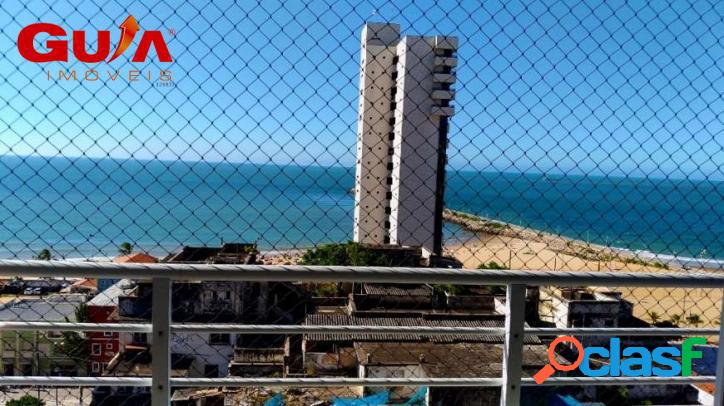 Ao lado do Aterro da Praia de Iracema