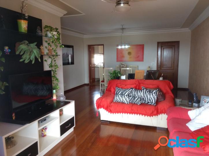 Apartamento de 3 dormitórios (uma suíte) - Centro