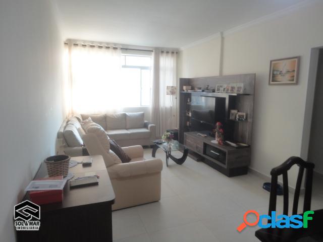 "Apartamento reformado, 300 metros ao mar"