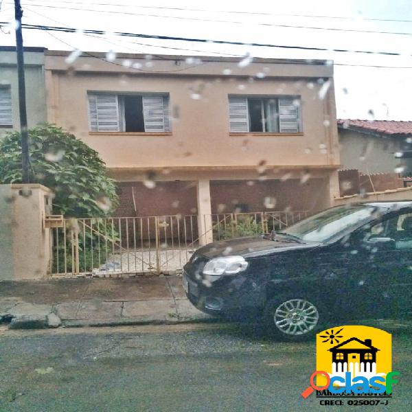 Casa com 162 m² de terreno e 98 m² de área construída.