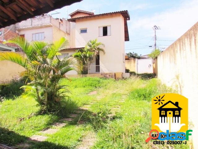 Casa com 175 m² de área construída e 383 m² de terreno.