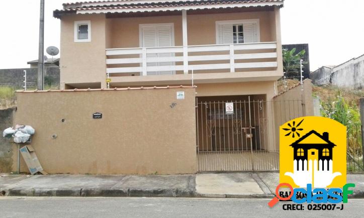 Casa com 200 m² de terreno sendo 150 m² de área