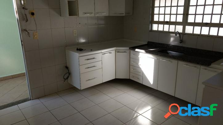 Casa com 3 dorms (uma suíte) - Cond. Villaggio di Venezzia