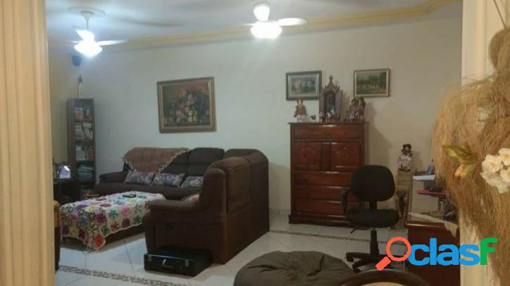 Casa com 3 dorms (uma suíte) - Jd. São Manoel